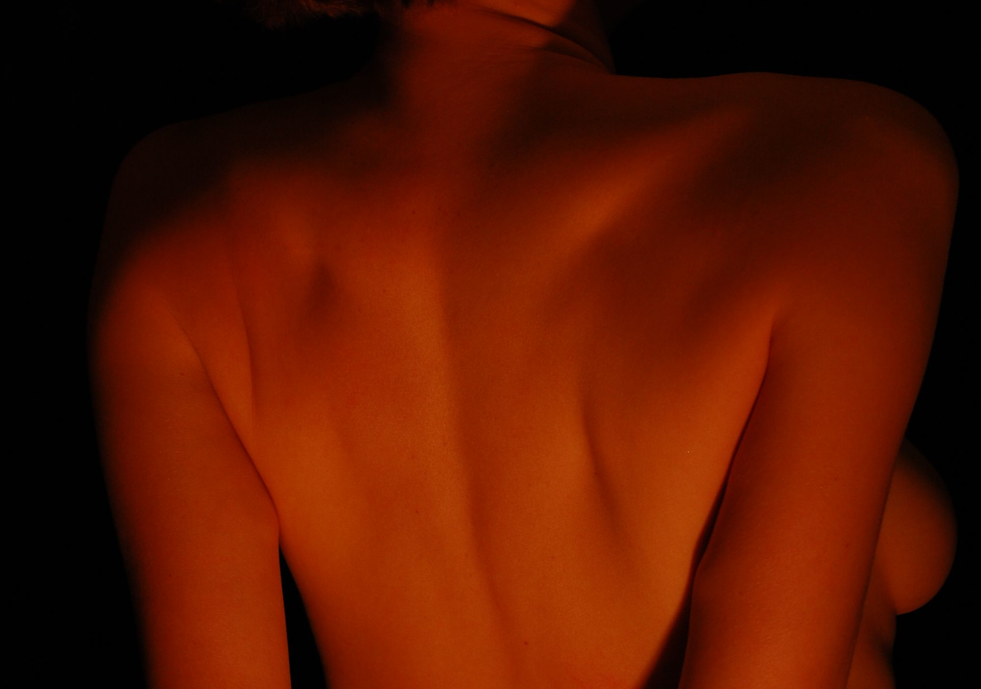 Punakas valguses selg